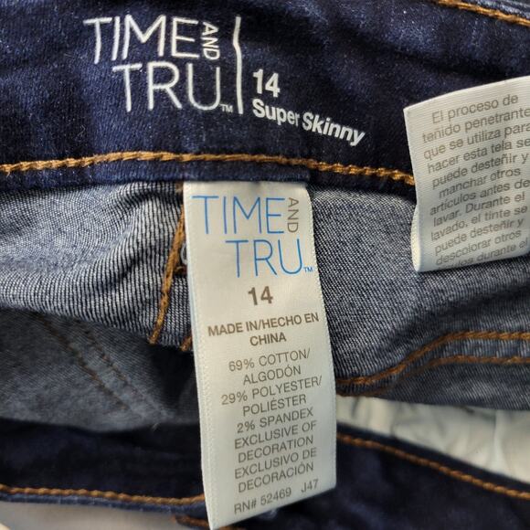 Time and Tru Thrashed Jean Shorts Supper Skinny Womens 14 Blue Denim Dark Wash - Picture 3 of 10